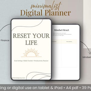 Könnte beinhalten: Ein digitaler Planer auf einem Tablet, mit dem Text "RESET YOUR LIFE" und einem Sonnendesign. Enthält Abschnitte für Reflexionen, Finanzen, Denkweise und Routinen. A4 PDF-Format, 39 Seiten.