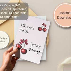 Könnte beinhalten: Eine druckbare Grußkarte mit dem Text "Life's sweet just like birthday cherries" und Illustrationen von Kirschen mit roten Schleifen. Die Karte wird von einer Hand gehalten. Das Bild enthält auch eine runde Grafik "Instant Download".