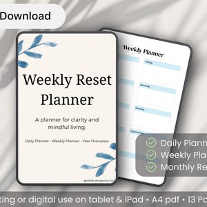 Könnte beinhalten: Ein digitaler Wochen-Reset-Planer mit cremefarbenem Hintergrund und blauen floralen Akzenten. Der Planer enthält Abschnitte für die tägliche, wöchentliche und jährliche Planung, mit dem Text "Weekly Reset Planner" prominent angezeigt.