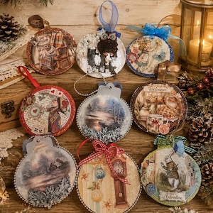 Puede incluir: Una colección de nueve adornos colgantes circulares con diversas ilustraciones de estilo vintage, que incluyen un búho, un conejo, un reloj y paisajes invernales. Cada adorno está decorado con cintas, cuentas y detalles texturizados.