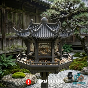 Peut inclure: Une mangeoire à oiseaux hexagonale gris foncé au style architectural est-asiatique, dotée d'un toit à plusieurs niveaux, d'un compartiment central pour graines avec des panneaux transparents et d'une large plateforme. Le texte Digital STL File est visible.