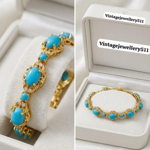 Puede incluir: Una pulsera de tono dorado con cabujones de turquesa ovalados y pequeñas piedras transparentes engastadas en eslabones de filigrana metálica. La pulsera se muestra en un joyero blanco con el texto Vintagejewellery511 visible en la tapa.