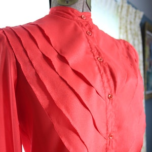 70er macht 20er 30er Solid Rot ART DECO Vintage 4 Sekretärinnen-Stil Renee Graue Bluse Polyester Seidenoptik Semi-Sheer Layer Falte Passe Rouge Xs / S