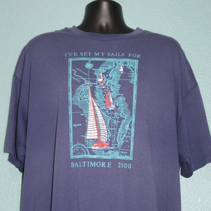 Retro BALTIMORE 2000 Camiseta XL Mapa VELERO Auténtico Vintage Wear Fade Azul Marino Y2K Bay Beach Yate Veleros Maryland Md Hipster