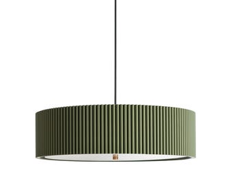 Puede incluir: Una lámpara colgante cilíndrica con un exterior texturizado de color verde oliva con acanaladuras verticales. La lámpara cuelga de un cable negro fino e incluye un difusor blanco circular plano en la parte inferior con un pequeño detalle metálico central.