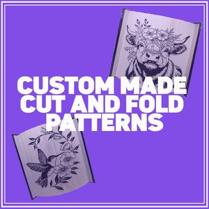 Puede incluir: Dos patrones decorativos de corte y plegado con diseños de animales y flores. Uno presenta una vaca de las Tierras Altas con una corona floral, y el otro muestra un colibrí con flores. El texto "CUSTOM MADE CUT AND FOLD PATTERNS" se muestra en blanco.