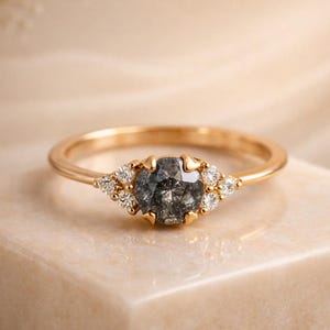 ピンク ルビー スター エタニティ バンド、ルビー ミニマリスト エンゲージメント バンド リング、スター プロポーズ バンド リング (女性用)、重ね付け可能なアニバーサリー リング (女性用)