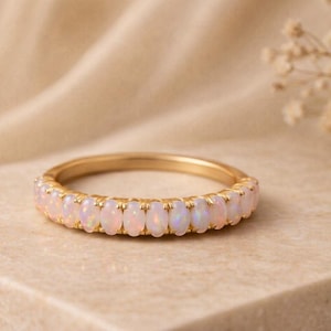 Anello a mezza eternità con opale di fuoco taglio ovale: anello in argento sterling e oro con incastonatura a griffe, anello minimalista, gioiello da sposa Art Déco, anello impilabile.