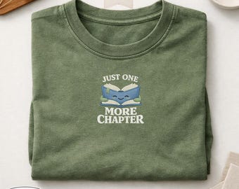 Maglietta ricamata "Just One More Chapter", maglietta divertente per lettori, maglietta Comfort Colors a tema libri, regalo per amanti dei libri, maglietta BookTok per la lettura