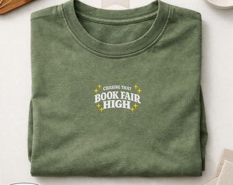 Maglietta ricamata "Chasing That Book Fair", maglietta per lettori nostalgici, maglietta Comfort Colors a tema libri, regalo per amanti dei libri, maglietta per amanti delle fiere del libro