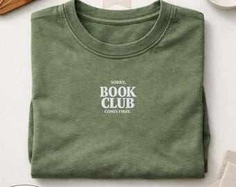 Maglietta ricamata "Sorry Book Club Comes First", maglietta per club del libro, regalo per lettori, maglietta per amanti dei libri, maglietta Comfort Colors Bookish