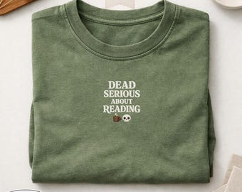 Maglietta ricamata "Dead Serious About Reading", maglietta divertente per amanti dei libri, maglietta con citazione sulla lettura, regalo per appassionati di libri, maglietta Comfort Colors Reading