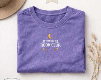 Na sluitingstijd boekenclub geborduurd T-shirt, shirt middernachtlezer, comfortkleuren leesgrage shirt, cadeau boekenliefhebber, gezellig leesshirt