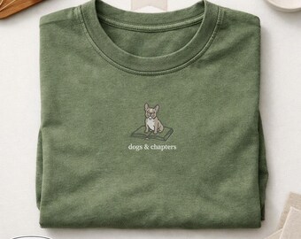 Maglietta ricamata Comfort Colors con cani e capitoli, maglietta per amanti dei cani e dei libri, maglietta con cane che legge, regalo per appassionati di libri