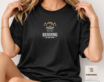 Maglietta ricamata "Reading Is The Way", maglietta per amanti dei libri di fantascienza, maglietta Comfort Colors a tema libri, regalo per lettori, maglietta per lettori di fantasy