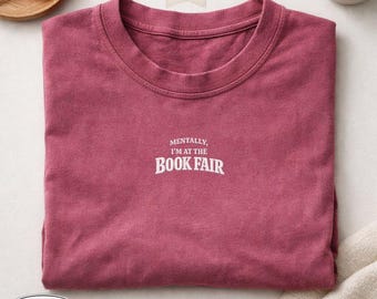 Maglietta ricamata "Mentally I'm At The Book Fair", maglietta per lettori nostalgici, maglietta Comfort Colors a tema libri, regalo per amanti dei libri, maglietta per amanti della biblioteca