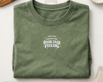 Maglietta ricamata "Forever Chasing That Book Fair Feeling", maglietta per la fiera del libro, regalo per amanti dei libri, maglietta da lettura, maglietta Comfort Colors Bookish