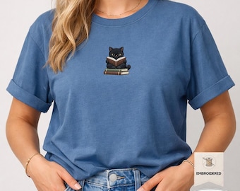 Grumpy Book Cat geborduurd T-shirt, comfortkleuren leesgrage shirt, Black Cat Reader cadeau, cadeau boekenliefhebber, BookTok Cat shirt
