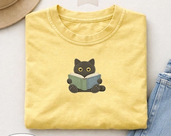 Maglietta ricamata con gatto nero che legge un libro, maglietta carina per amanti dei libri, maglietta Comfort Colors per appassionati di libri, regalo per amanti dei gatti e dei libri, maglietta per topi di biblioteca
