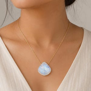 Ciondolo a forma di conchiglia in pietra di luna arcobaleno intagliato a mano, collana con gemma di fuoco blu, catena dorata
