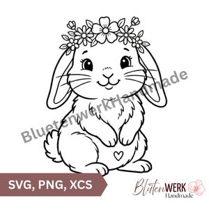 Può includere: Illustrazione in bianco e nero di un coniglietto con una corona floreale. Il coniglietto ha lunghe orecchie, un corpo soffice e un cuore sul petto. Il testo in basso recita "SVG, PNG, XCS" e "BlütenWerk Handmade".