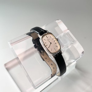 Orologio Seiko Quartz 1320-5500 Petite Oval Vintage (1979-inizio anni '80) con cinturino in pelle nera effetto lucertola.