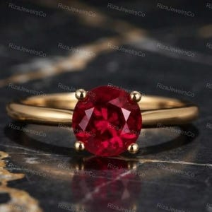 Anello di fidanzamento solitario con rubino creato in laboratorio, in oro 14 carati, rotondo e minimalista, con pietra portafortuna di luglio.