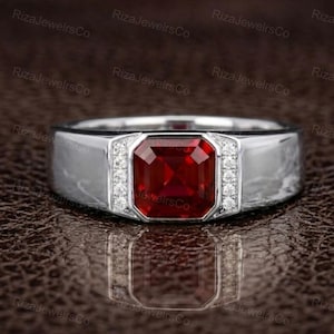Herrring med Asscherslipad rubin, signetring i vitguld med diamanter och uttalande accent.