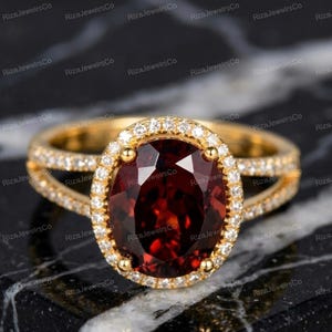 Anel de Noivado com Granada Vermelha Oval, Aro Duplo em Ouro 14K com Halo