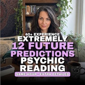 Może przedstawiać: Osoba z ciemnymi włosami siedzi przy drewnianym stole z talią kart i czarnym kubkiem. Tekst głosi: 40+ EXPERIENCE, EXTREMELY 12 FUTURE PREDICTIONS, PSYCHIC READING, SAME HOUR - EXTRA DETAILED. W tle widać regał z książkami i rośliny.