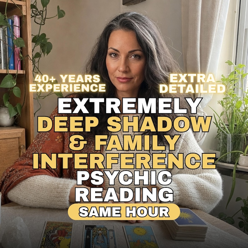 K&ouml;nnte beinhalten: Eine Person mit langem dunklem Haar tr&auml;gt einen wei&szlig;en Pullover und einen rostfarbenen Schal. Text&uuml;berlagerungen: 40+ YEARS EXPERIENCE, EXTRA DETAILED, EXTREMELY DEEP SHADOW & FAMILY INTERFERENCE PSYCHIC READING, SAME HOUR. Tarotkarten liegen auf dem Tisch.