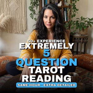Pode incluir: Uma pessoa de cabelos escuros veste uma blusa de manga comprida amarelo-mostarda com bordados brancos. O texto sobreposto diz: 40+ EXPERIENCE EXTREMELY 5 QUESTION TAROT READING SAME HOUR - EXTRA DETAILED. A pessoa está em frente a uma estante.