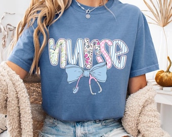 Camisa Floral Nurse Comfort Colors®, linda camiseta de primavera para enfermeras, camiseta de enfermería coqueta, camiseta con lazo para enfermeras, regalo de agradecimiento para enfermeras, regalo para enfermeras
