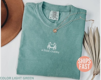 Camiseta Comfort Colors® "A Little Crabby", camiseta minimalista de playa, camiseta con memes divertidos, camiseta estética de verano, camiseta playera divertida, camiseta costera