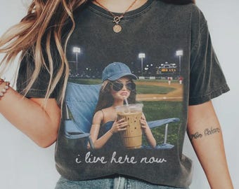 Camiseta retro "Vivo aquí ahora", camiseta oscura divertida para muñecas con temática de campo de béisbol, camiseta de béisbol para Barbie,