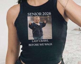 Camiseta sin mangas "Senior Bar Crawl Racer" - Último recorrido antes de caminar - Camiseta personalizada para graduados de 2026 - Clase de 2026 - Graduación universitaria - Top corto Y2K
