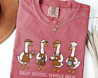 Camiseta divertida de café Comfort Colors® Silly Goose Serious Brew para amantes del café. Camiseta para bebedores de café. Regalo de café para mamá. Camiseta de café de moda.