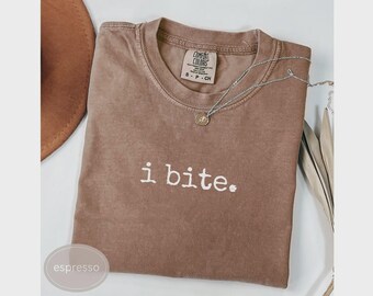 Camiseta "I Bite" con humor sarcástico. Camiseta divertida para ella. Sudadera con humor negro. Regalo divertido para introvertidos. Camiseta para introvertidos. Camiseta feminista.