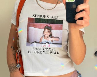 Camiseta de bebé "Último gateo antes de caminar", camiseta de bebé para estudiantes de último año, camiseta personalizada de graduado Y2K, graduación 2026, regalo de graduación personalizado para hermandad