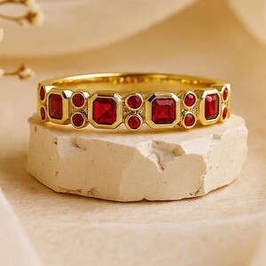Halbe Ewigkeit Princess Cut Rubin Bandring, Princess Cut Roter Edelstein Brautring, Zierliche Juli Birthstone Ring, Jubiläumsgeschenk Ring für Sie