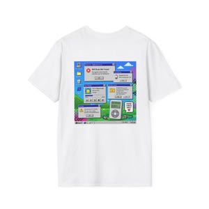Può includere: Una t-shirt bianca con una stampa grafica di un'interfaccia desktop di un computer retrò. Il design include diverse finestre pop-up con testo come 404 Brain Not Found, Low Battery e Good Vibes Only, insieme a un'icona di un lettore musicale.