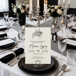 Op de afbeelding: Elegante tafelsetting voor een verjaardagsdiner. De tafel is gedekt met zwarte borden, bestek en servetten. Een kaart met de naam "Maria Lopez" wordt getoond. Middenstukken met bloemen en brandende kaarsen. De uitnodiging luidt "Kom bij ons voor een heerlijk verjaardagsdiner ter ere van Maria Lopez."