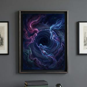 以下が含まれることがあります： 額装されたアートワークは、ピンクと青の色合いの流れる髪を持つ3つの空想的な人物が、暗い渦の周りを渦巻いている様子を描いています。 天国のシーンは、深い青と紫の背景に対して設定され、神秘的な雰囲気を作り出しています。