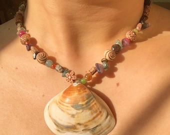 Collar de conchas marinas con cristales variados, joyería bohemia playera, colgante de sirena