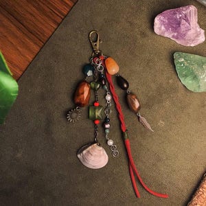 Op de afbeelding: Een rustiek houten bord met de tekst "Welcome to our home" in witte letters. Het bord heeft een verweerde afwerking en een eenvoudig, uitnodigend ontwerp, perfect voor voordeurdecoratie.