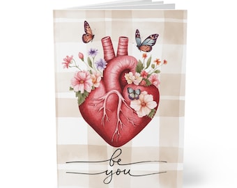 Kolekcja The Mending Heart | Notatnik w miękkiej oprawie „Be You” Serce z kwiatami i motylami | Be You