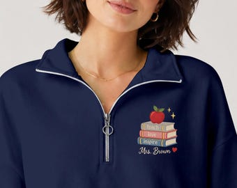 Aangepaste naam leraar sweater met kwartrits, geborduurde gestapelde boekentrui, Teach Love Inspire School-outfit, cadeau voor leraar