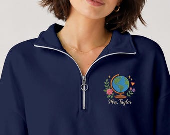 Leraar aangepaste naam sweater met kwartrits, geborduurde trui aardrijkskundegeschiedenis, wereldbol bloemen schoolshirt, cadeau voor leraar