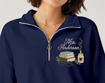 Geborduurde gestapelde boeken leraar kwartrits, aangepaste boekenwurm naam trui, schattige leesbril school sweater, cadeau boekenliefhebber