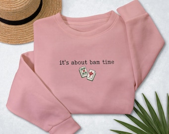 It's About Bam Time-sweater, geborduurde mahjong-ronde hals, gameshirt grappige tegels, spelerstrui game-avond